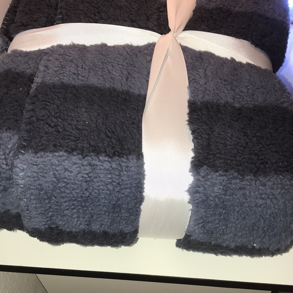 UGG Cora throw blanket NWT   PRICE IS FIRM - Picture 5 of 9